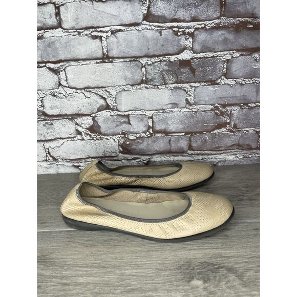 Studio Flexx Beige Leather Perforated Comfort Flats Shoes Women Sz 9M US/40.5EU - Picture 11 of 16